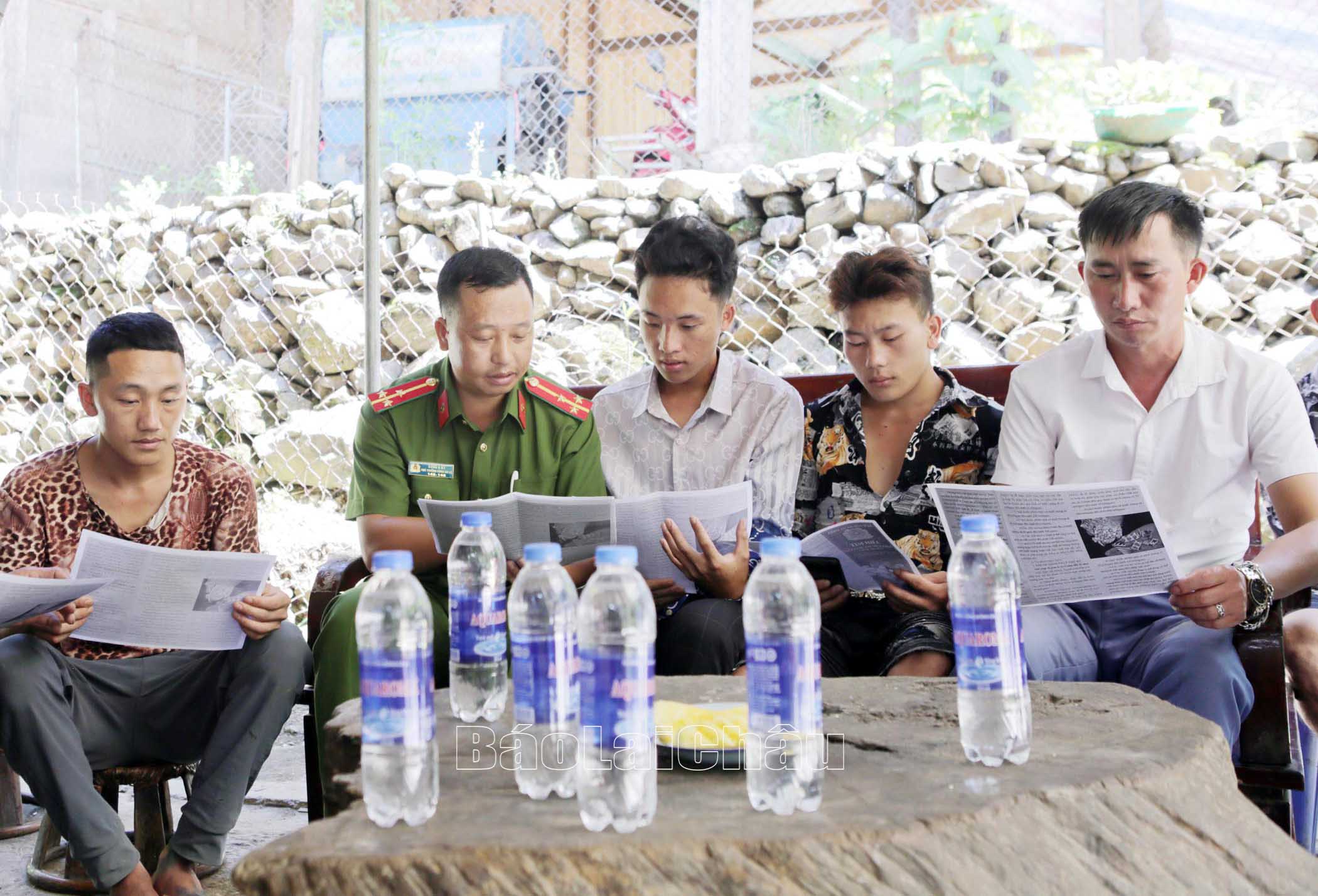 Lực lượng Công an xã Hua Bum (huyện Nậm Nhùn) tuyên truyền tới người dân về tác hại và hệ lụy do ma túy gây ra.
